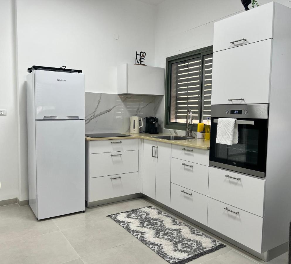 Appartamento הפינה של טלי בנהריה - אירוח וספא בריאות מחומם Esterno foto